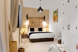 马拉喀什利马尔庭院旅馆的一间卧室,卧室内配有一张大床