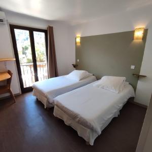 波尔图Le monte rosso的配有窗户的酒店客房内的两张床