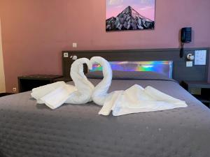 伊西莱穆利诺航空酒店的两条天鹅毛巾被整理成床上的天鹅