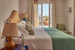 马翁Cristine Bedfor的一间卧室设有一张床,享有庭院的景色