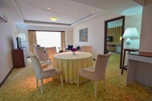 斯特鲁加伊泽格瑞夫Spa及水上公园酒店的客厅配有圆桌和椅子