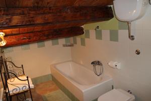 Cansano木星随想曲农家乐的带浴缸和卫生间的浴室。