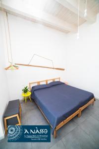 塔兰托Bed & breakfast La Nassa的房间里的一张床和椅子