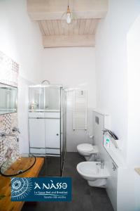 塔兰托Bed & breakfast La Nassa的白色浴室设有2个卫生间和水槽