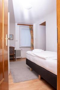考滕巴赫Hotel Huberty Kautenbach的一间卧室设有一张床和一个窗口