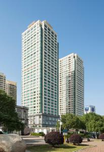 武汉武汉马哥孛罗酒店的城市中两座高耸的摩天大楼