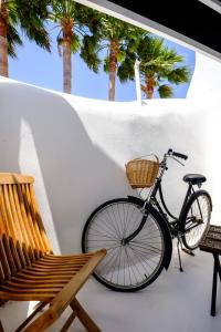 AlaminosCasa BOHO的停放在长凳和棕榈树旁的自行车