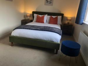 利兹Roundhay House的一间卧室配有一张带红色枕头的大床