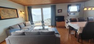 BurfjordArctic FjordCamp的客厅配有沙发和桌子