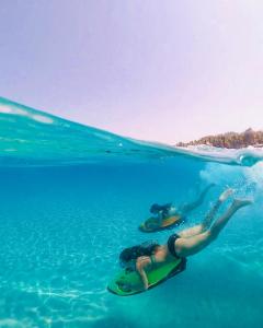 克里皮吉亚历山大海滩酒店的躺在水面板上的女人