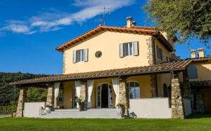 卡莱扎诺Villa Poggiostelle的一张黄色大房子的图片