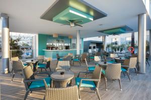 多列毛利诺斯Hotel Riu Costa del Sol - All Inclusive的一间带桌椅和天花板的餐厅