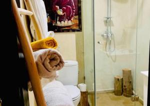 马拉喀什COSY LUXURY Apartment - GUELIZ的浴室配有淋浴和带毛巾的卫生间。