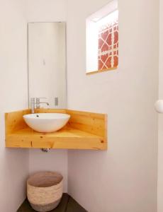 塔维拉Casa do Arco by HnM的浴室设有水槽和墙上的镜子