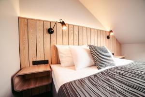 乌斯马Usma SPA Hotel & Camping的一间卧室配有一张大床和木制床头板