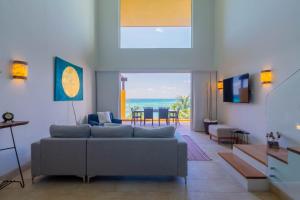 女人岛Isla Sunset Rentals at Sotavento的带沙发的客厅,享有海景
