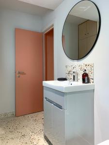 大雅茅斯Jays Bay Entire Luxury Apartment by the Beach Gt Yarmouth的浴室设有白色水槽和镜子