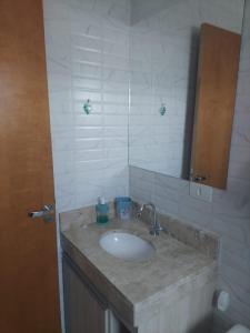 奥林匹亚Residencial Flats Botanicus 1的一间带水槽和镜子的浴室