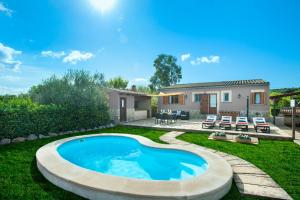 坎帕内特Owl Booking Villa Garreta - Rustic Stay with Mountain Views的一个带游泳池和房子的后院