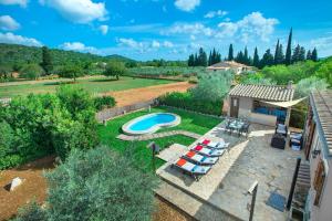 坎帕内特Owl Booking Villa Garreta - Rustic Stay with Mountain Views的享有后院的空中景致,设有游泳池和躺椅