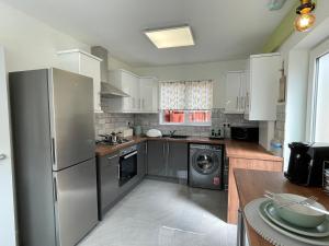 德比Spacious House, Ideal for Contractors, Leisure or Corporate Stays的厨房配有不锈钢冰箱和洗碗机