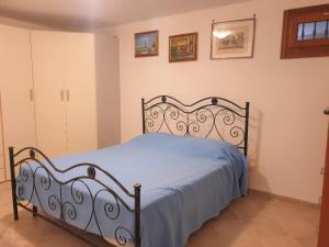 塞尔瓦迪法萨诺Villa Arisa with pool的一间卧室配有一张带蓝色床罩的床