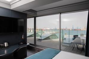 大加那利岛拉斯帕尔马斯Silken Saaj Las Palmas的一间卧室享有阳台的景色