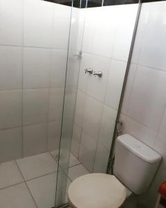 波多韦柳Pousada Surya的一间带卫生间和淋浴的浴室