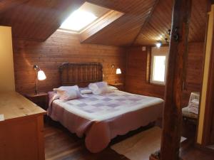 潘通Casa dos Muros turismo rural y actividades en la Ribeira Sacra的小木屋内一间卧室,配有一张床