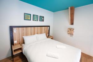 斯特拉斯堡The People - Strasbourg的卧室配有白色的床和蓝色的天花板