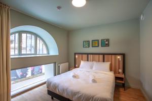 斯特拉斯堡The People - Strasbourg的一间卧室设有一张床和一个大窗户