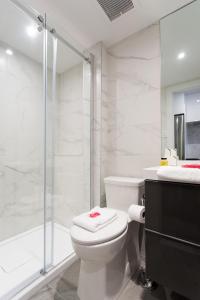 蒙特利尔The Santamaria Golden Palms Studio by Den Stays的白色的浴室设有卫生间和淋浴。