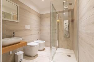 维拉西米乌斯Domu Ajaju Guest House的浴室配有卫生间、盥洗盆和淋浴。