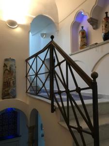 阿马尔菲克罗齐迪阿马尔菲酒店的拱门和花瓶房子里的楼梯
