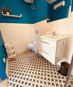 罗维尼BOUTIQUE ROOMS Mare Fabulas的浴室配有白色水槽和卫生间。
