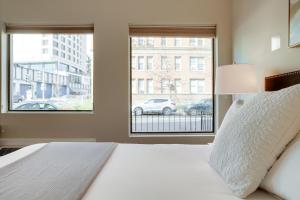 华盛顿Sojourn at DuPont Place的一间卧室设有一张床和一个大窗户