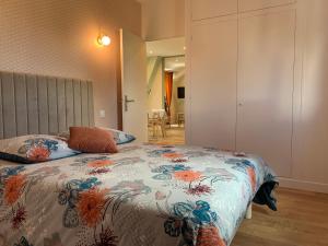 PontlevoyEntre Cher et Loire的一间卧室配有一张带花卉床罩的床