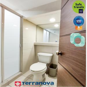 莱昂泰拉诺瓦酒店的一间带卫生间的浴室和一个带镜子的门