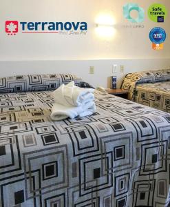 莱昂泰拉诺瓦酒店的酒店客房,配有两张床,床上配有白色枕头