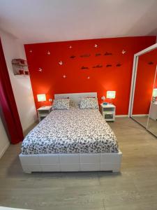卢戈Apartamento Centro Frente Muralla 2的一间卧室设有一张床和红色的墙壁