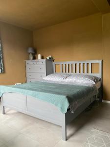 日利纳CLAY Apartment Bôrik vírivka len v letnom období的卧室配有白色的床和梳妆台。