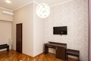 伊万诺-弗兰科夫斯克Апартаменти в центрі міста的客厅的墙上配有电视
