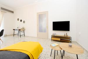 罗德镇Alion House的白色的客房配有床和平面电视。