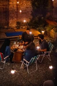 库里提巴Social Hostel Café e Bar的一群人坐在庭院的桌子旁