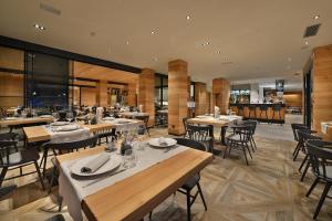 利维尼奥阿斯托利亚酒店的一间带桌椅的用餐室和一间餐厅