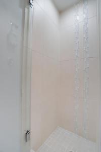华盛顿Sojourn at DuPont Place的带淋浴的浴室和玻璃门