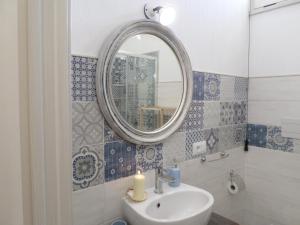 夸尔图-圣埃莱娜A casa di nonna的一间带水槽和镜子的浴室