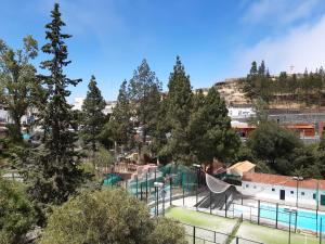 阿尔特纳拉Apartamento La Cueva, Artenara的享有公园的景致,公园设有游泳池和树木