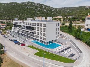 内乌姆Marea Hotel & Spa的享有带游泳池的建筑的空中景致