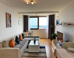 奥拉萨奇Sea View Suite的客厅配有沙发和桌子